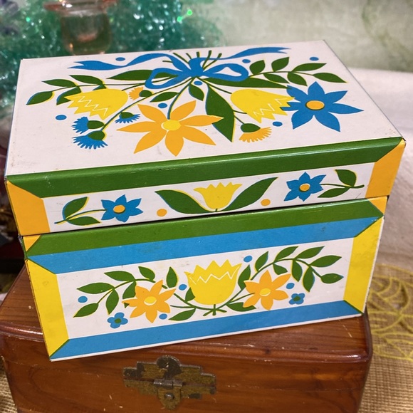 Vintage Recipe Box, 70's Floral Motif, Floral Recipe Box, Retro Kitchen Decor - Picture 3 of 5